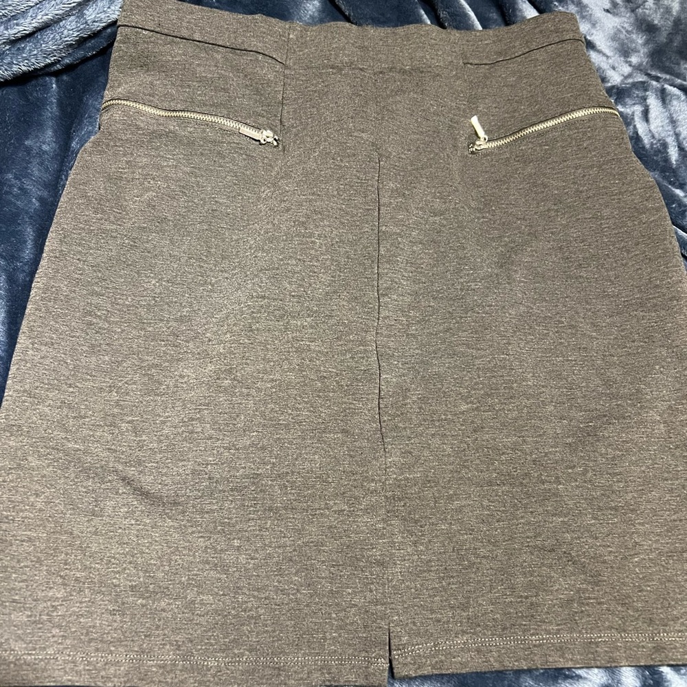 Simply stated cute skirt L